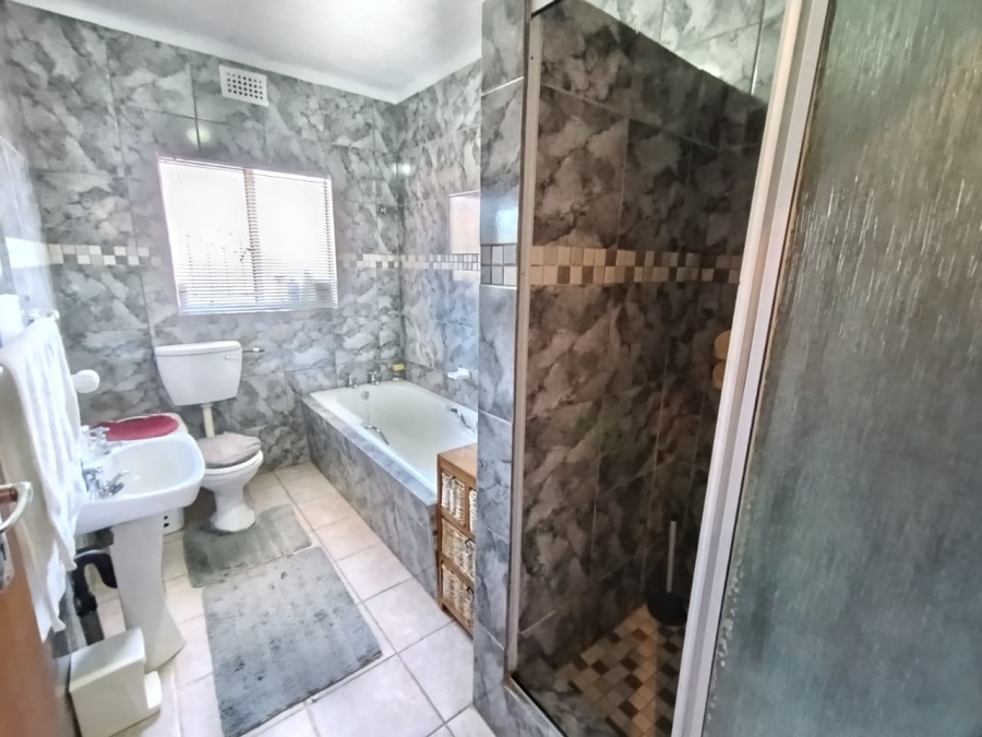 4 Bedroom Property for Sale in Langenhovenpark Free State